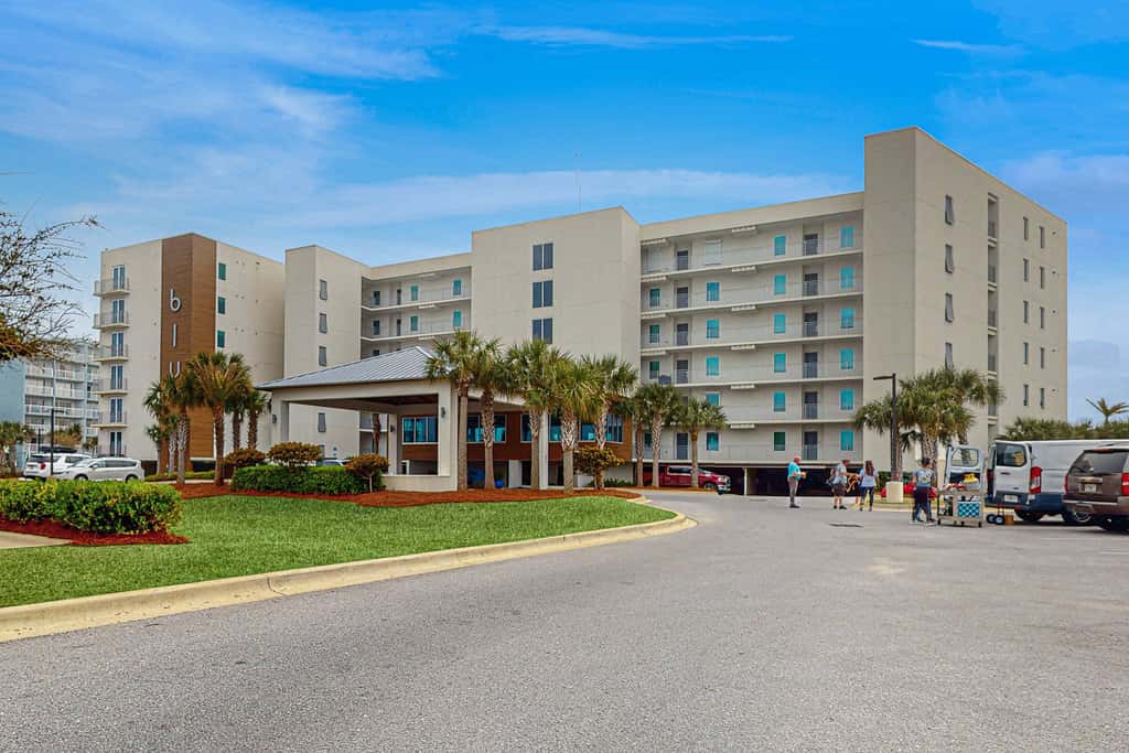 Blu 507 - Luxurious gulf front condo with private balcony, shared pool & beach access