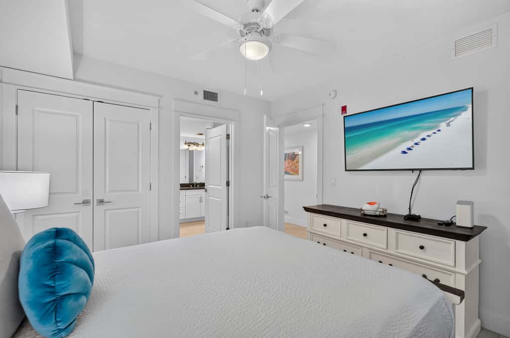 Blu 507 - Luxurious gulf front condo with private balcony, shared pool & beach access