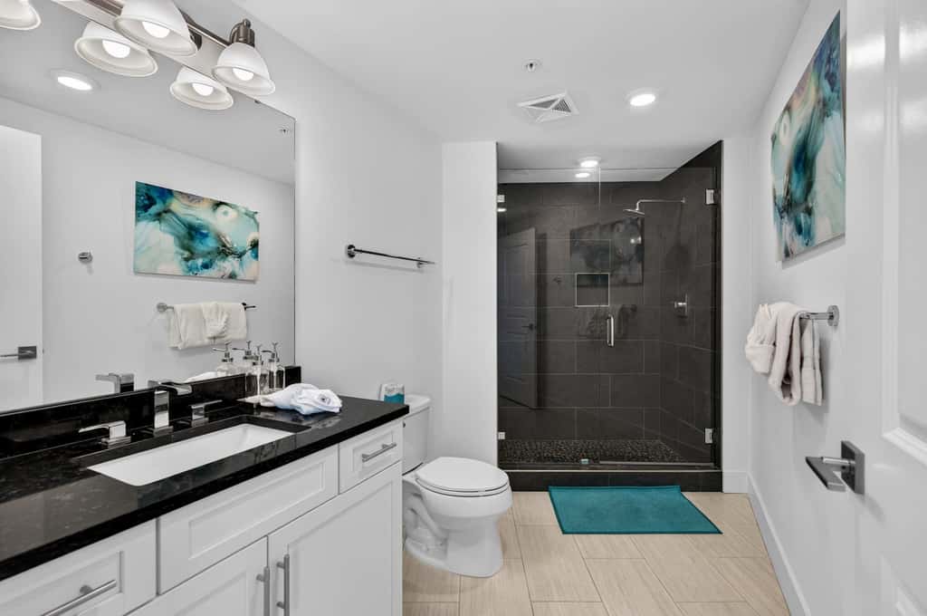 Blu 507 - Luxurious gulf front condo with private balcony, shared pool & beach access