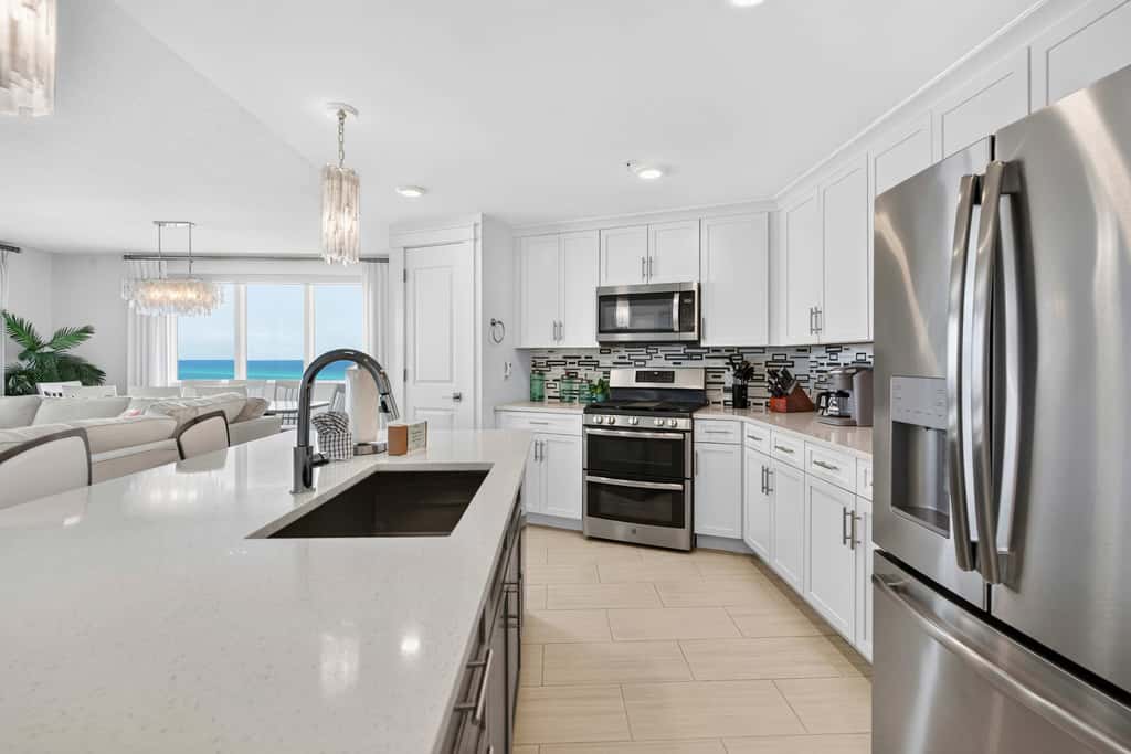 Blu 507 - Luxurious gulf front condo with private balcony, shared pool & beach access