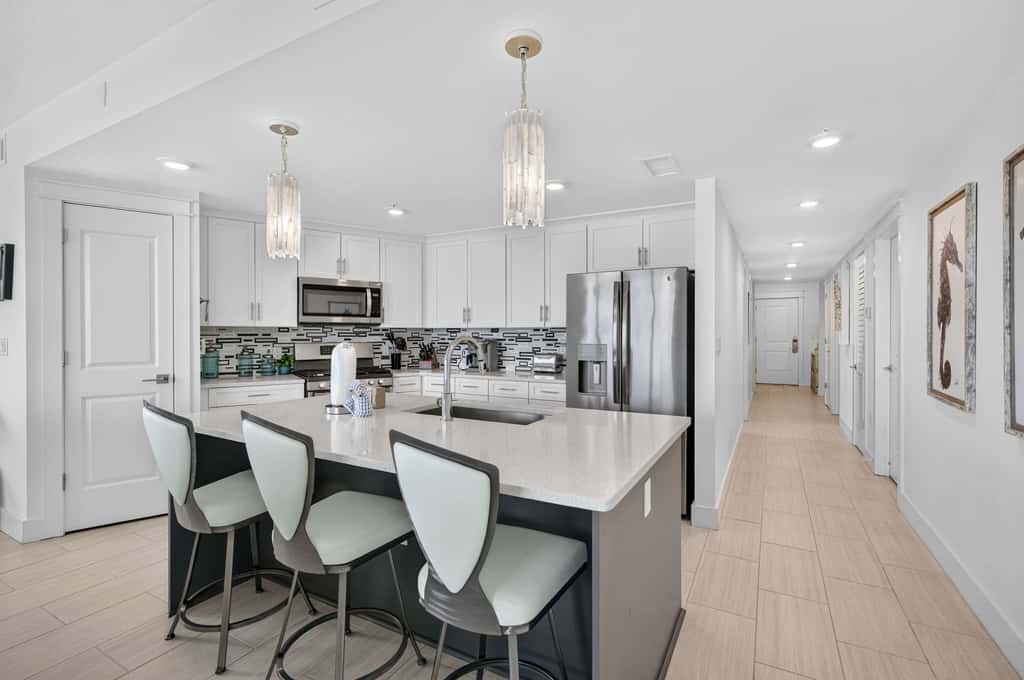 Blu 507 - Luxurious gulf front condo with private balcony, shared pool & beach access