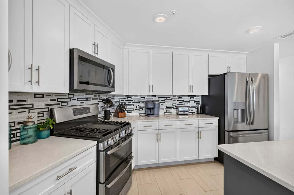 Blu 507 - Luxurious gulf front condo with private balcony, shared pool & beach access