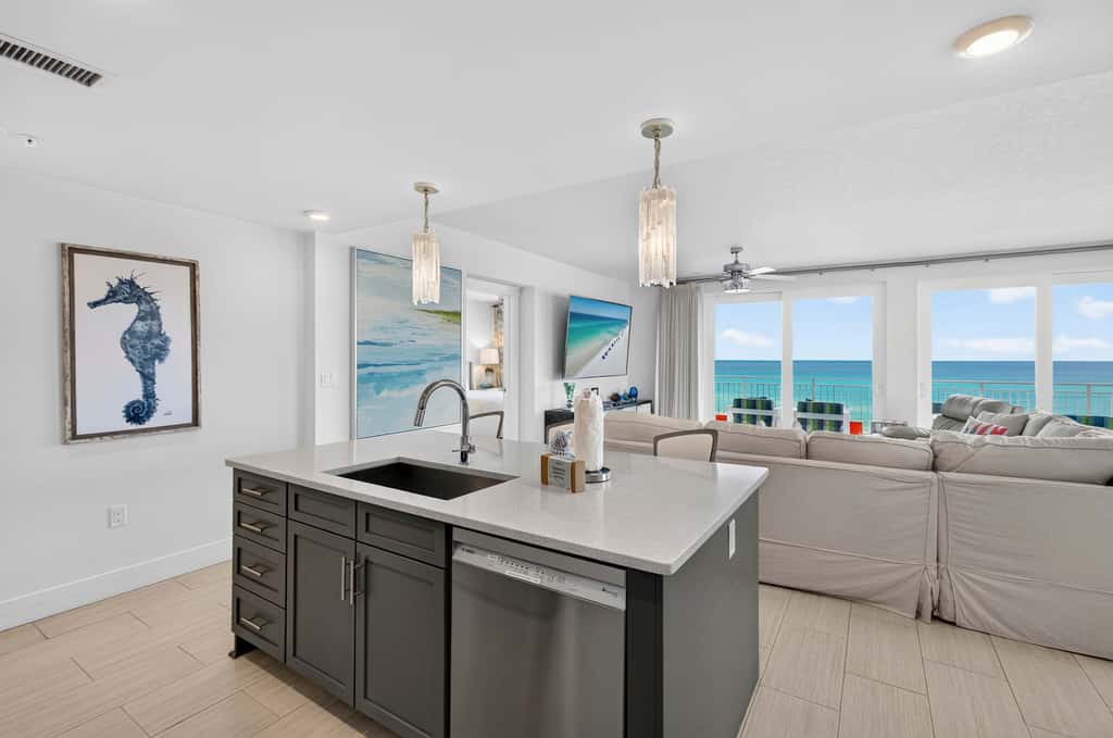 Blu 507 - Luxurious gulf front condo with private balcony, shared pool & beach access
