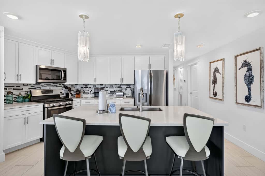 Blu 507 - Luxurious gulf front condo with private balcony, shared pool & beach access