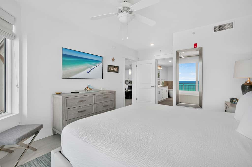 Blu 507 - Luxurious gulf front condo with private balcony, shared pool & beach access