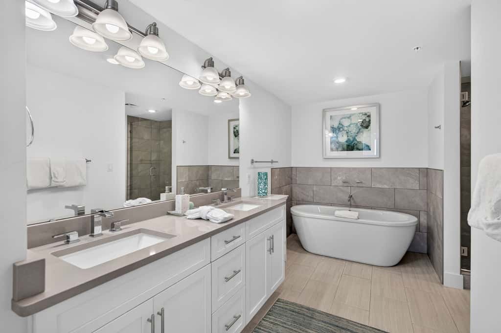 Blu 507 - Luxurious gulf front condo with private balcony, shared pool & beach access