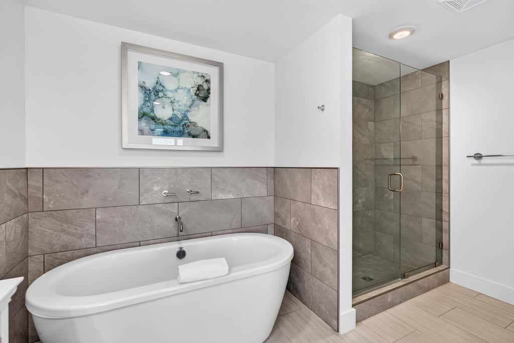 Blu 507 - Luxurious gulf front condo with private balcony, shared pool & beach access