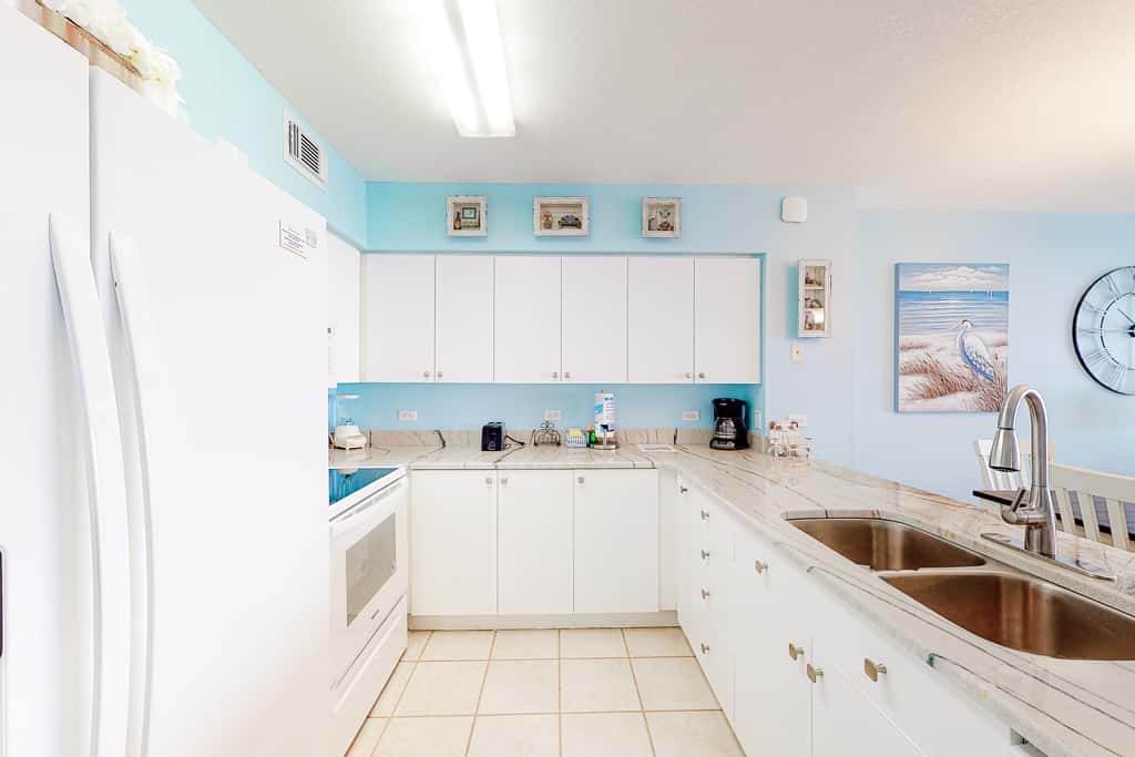 Fourth floor spacious, beachfront condo with views - close to entertainment