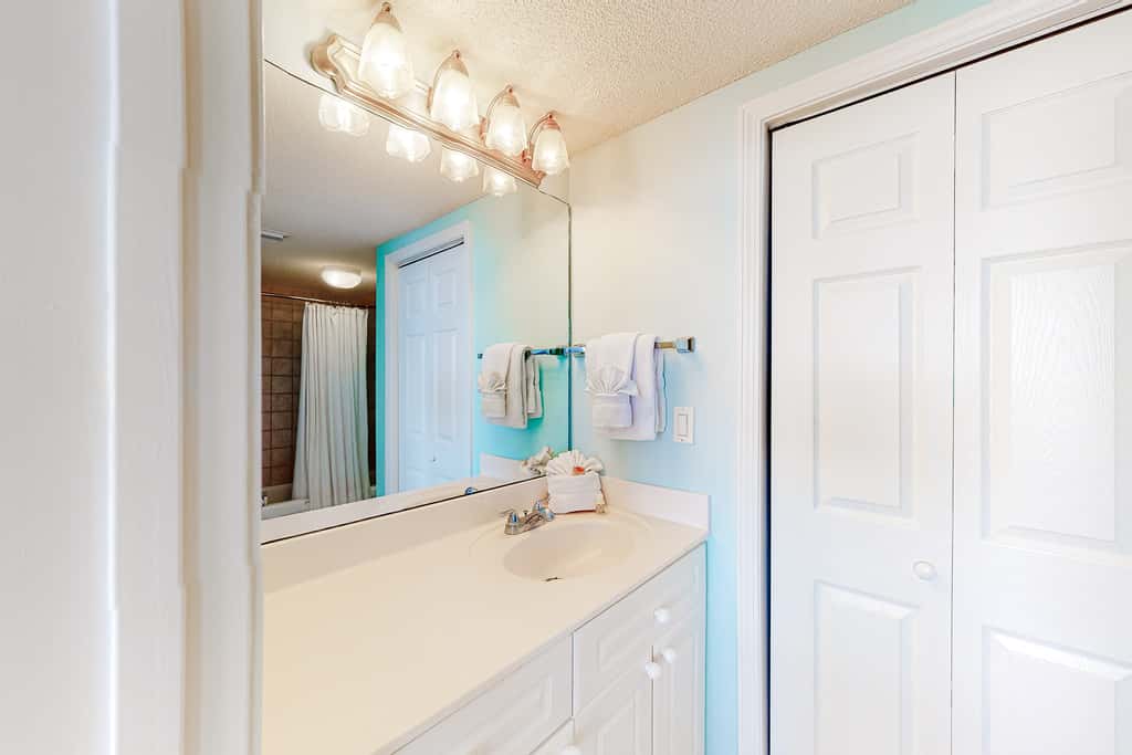 Fourth floor spacious, beachfront condo with views - close to entertainment