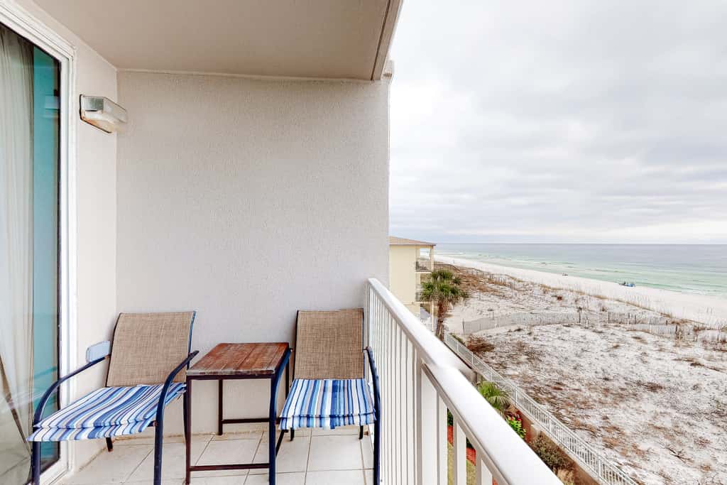 Fourth floor spacious, beachfront condo with views - close to entertainment