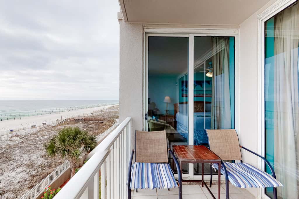 Fourth floor spacious, beachfront condo with views - close to entertainment