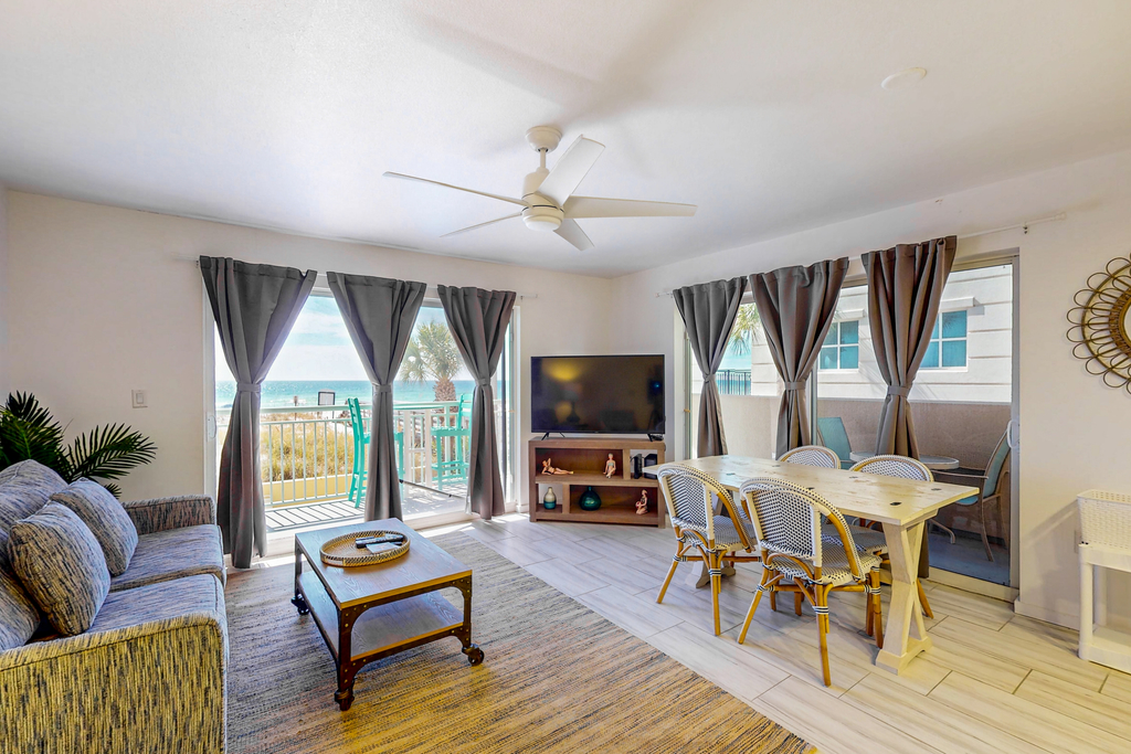 Beachfront Condo, gorgeous views, shared pool and beach access