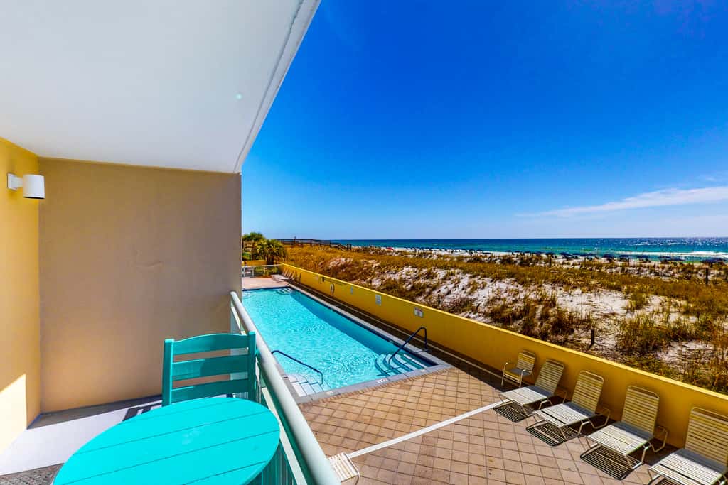 Beachfront Condo, gorgeous views, shared pool and beach access