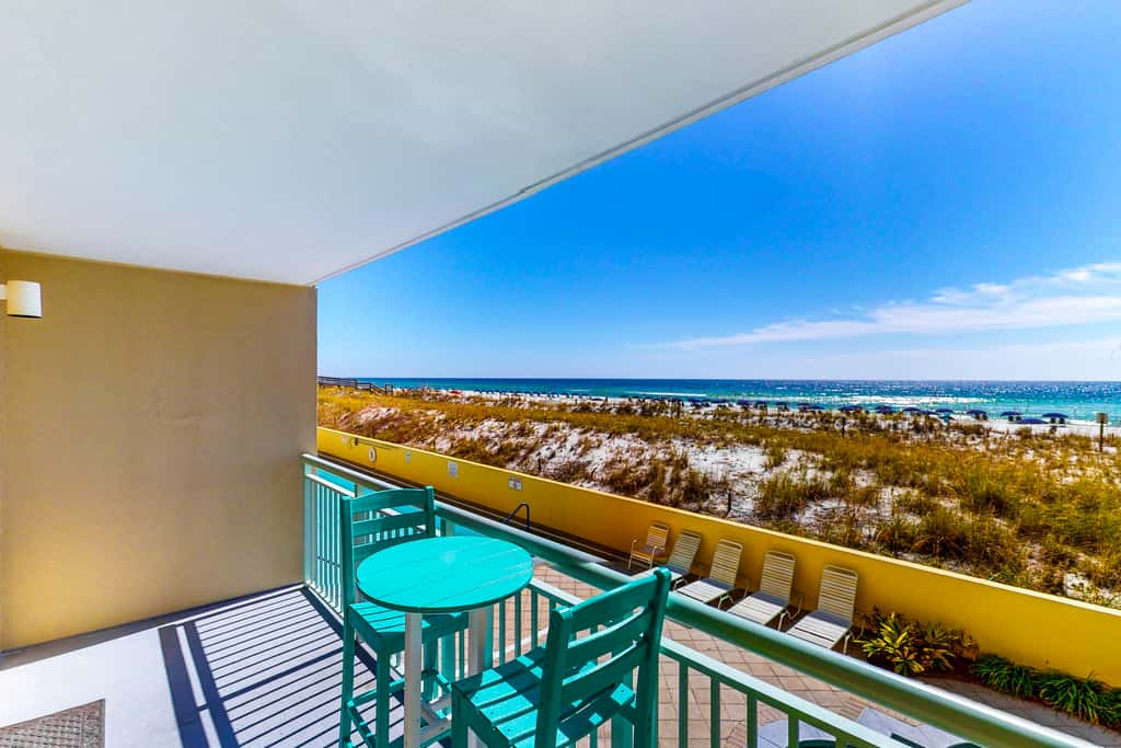 Beachfront Condo, gorgeous views, shared pool and beach access