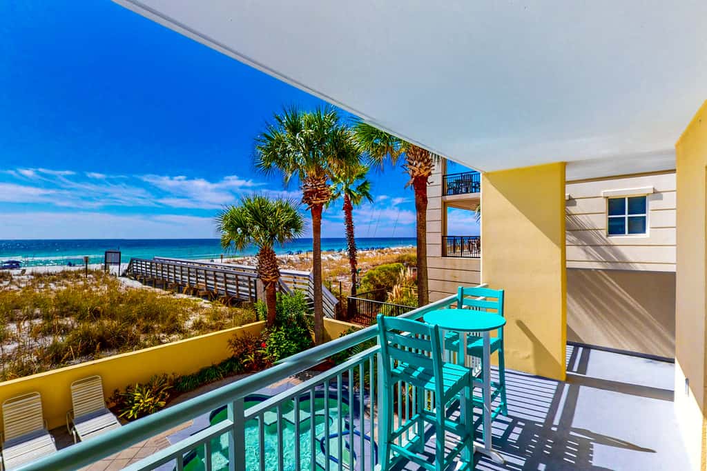 Beachfront Condo, gorgeous views, shared pool and beach access