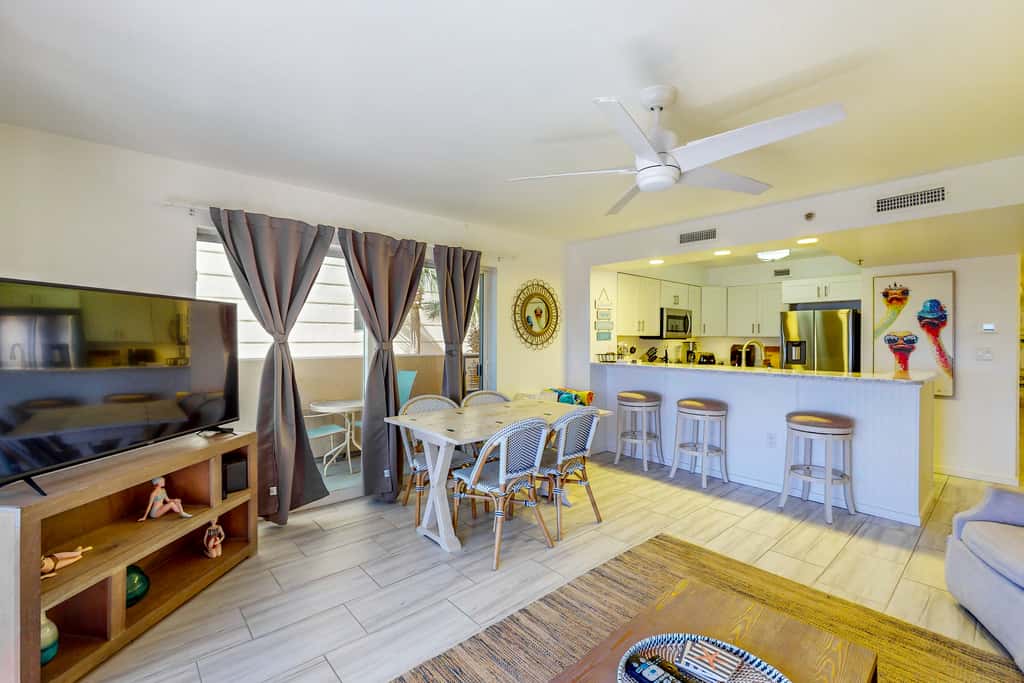 Beachfront Condo, gorgeous views, shared pool and beach access