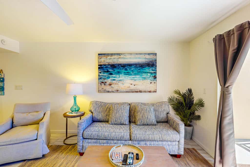 Beachfront Condo, gorgeous views, shared pool and beach access