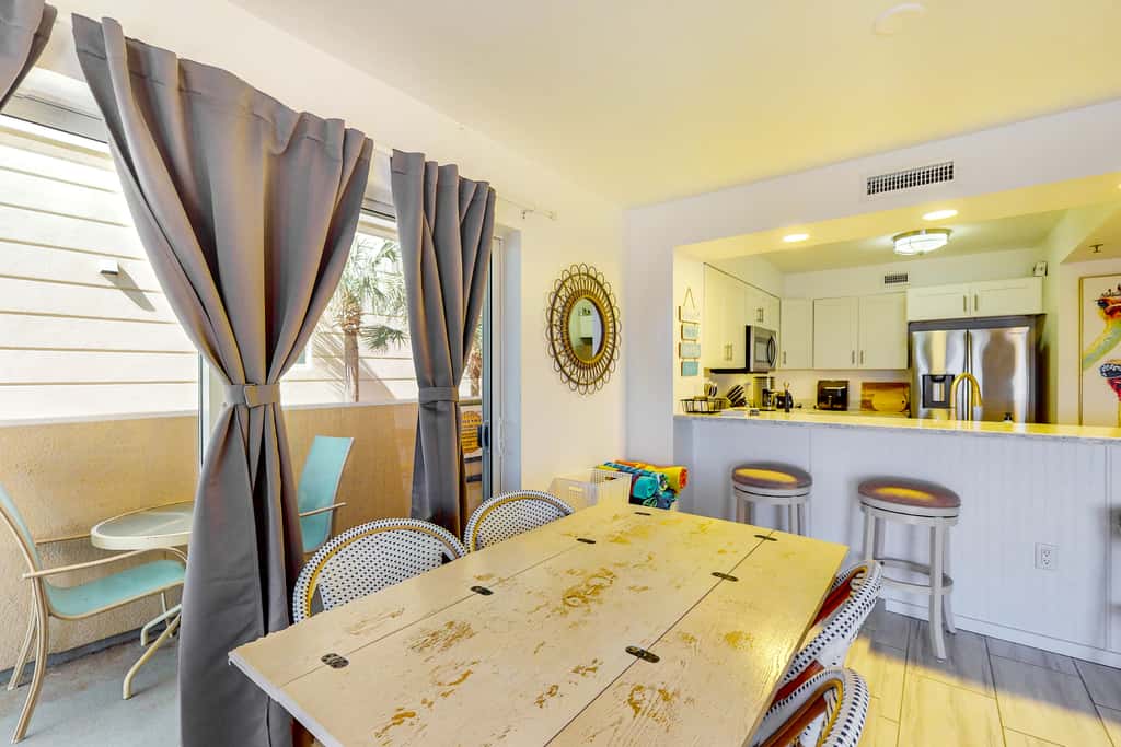 Beachfront Condo, gorgeous views, shared pool and beach access