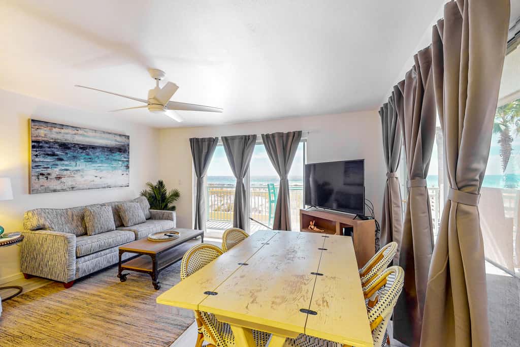 Beachfront Condo, gorgeous views, shared pool and beach access