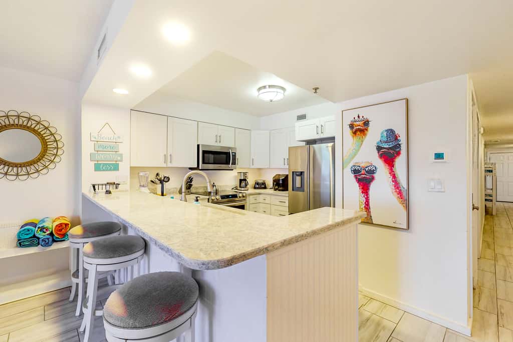 Beachfront Condo, gorgeous views, shared pool and beach access