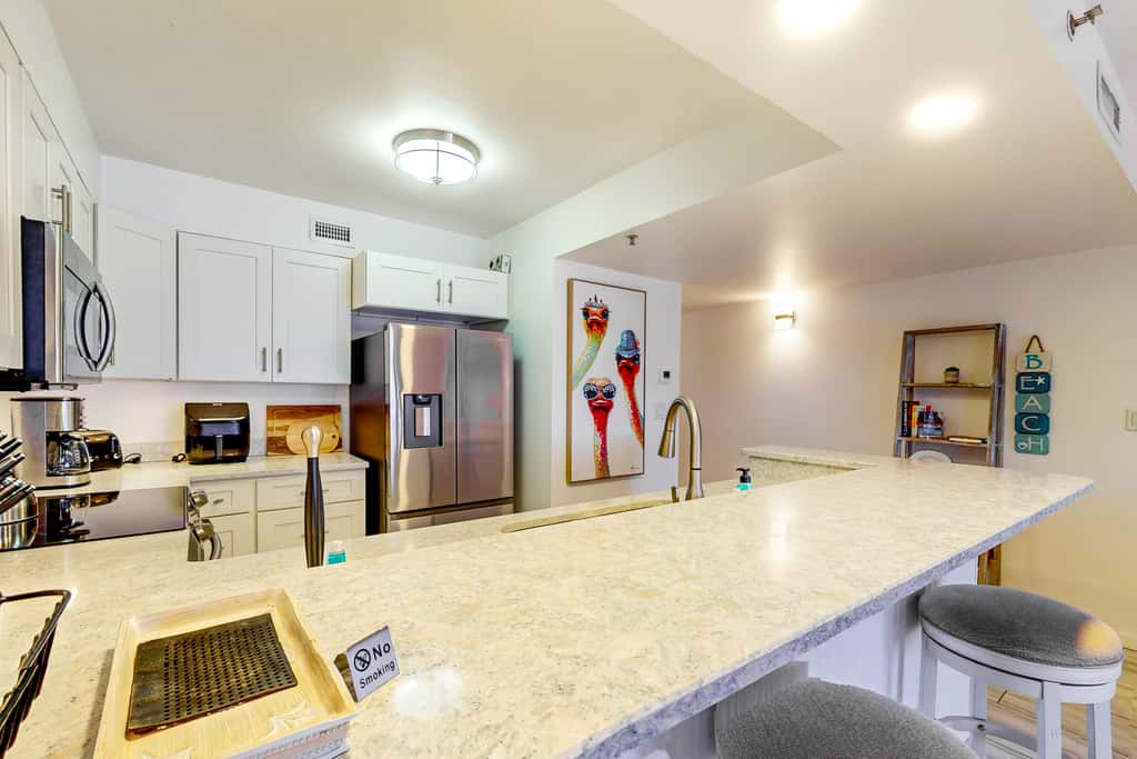 Beachfront Condo, gorgeous views, shared pool and beach access
