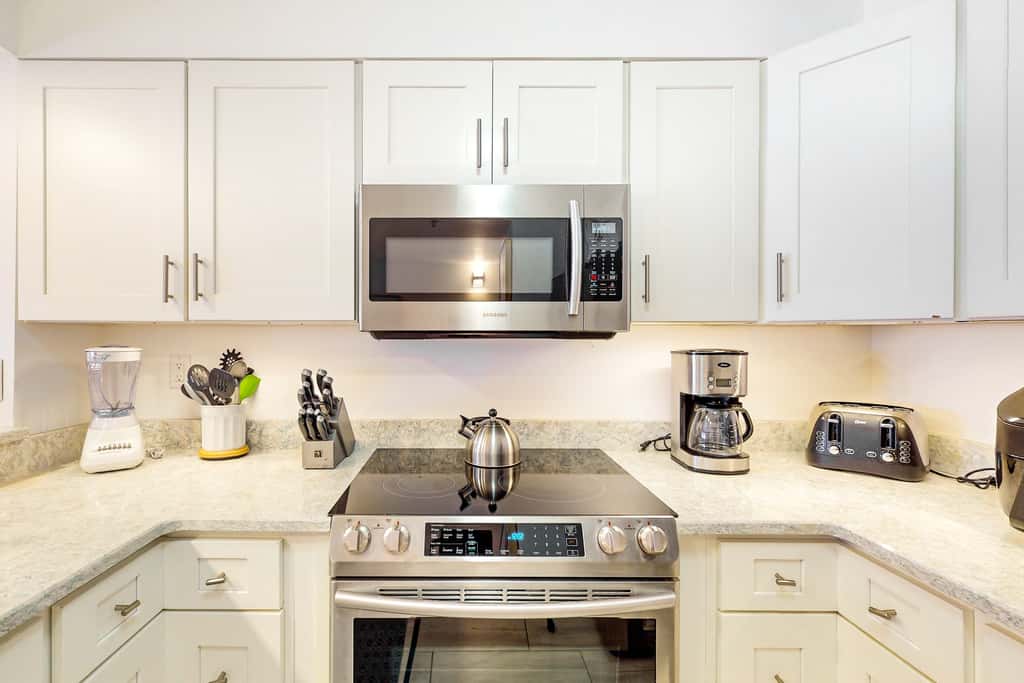 Beachfront Condo, gorgeous views, shared pool and beach access
