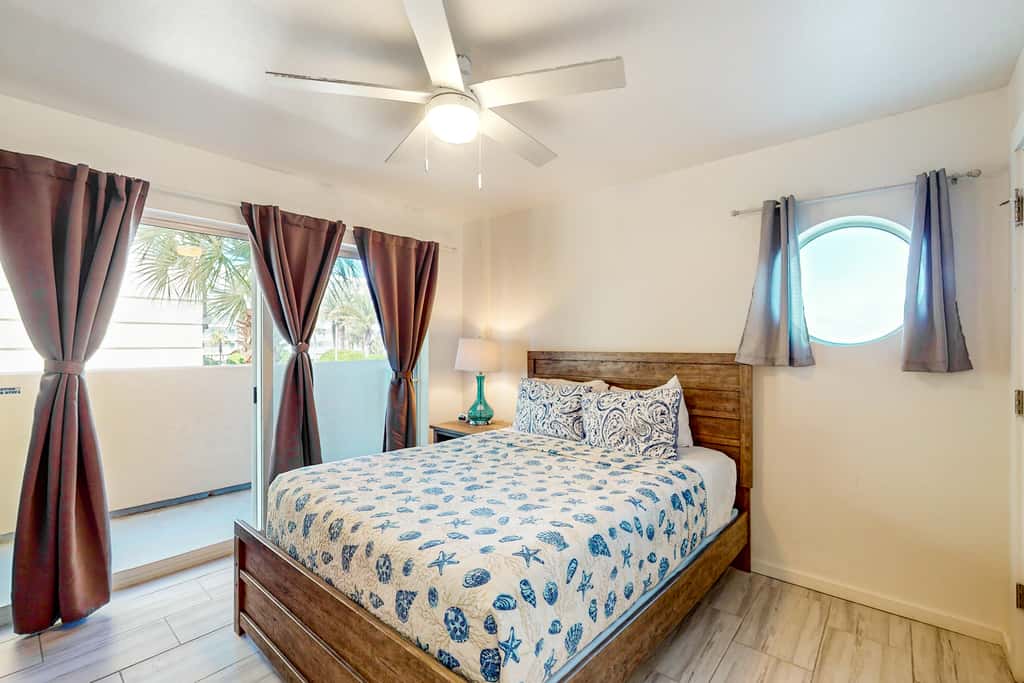 Beachfront Condo, gorgeous views, shared pool and beach access