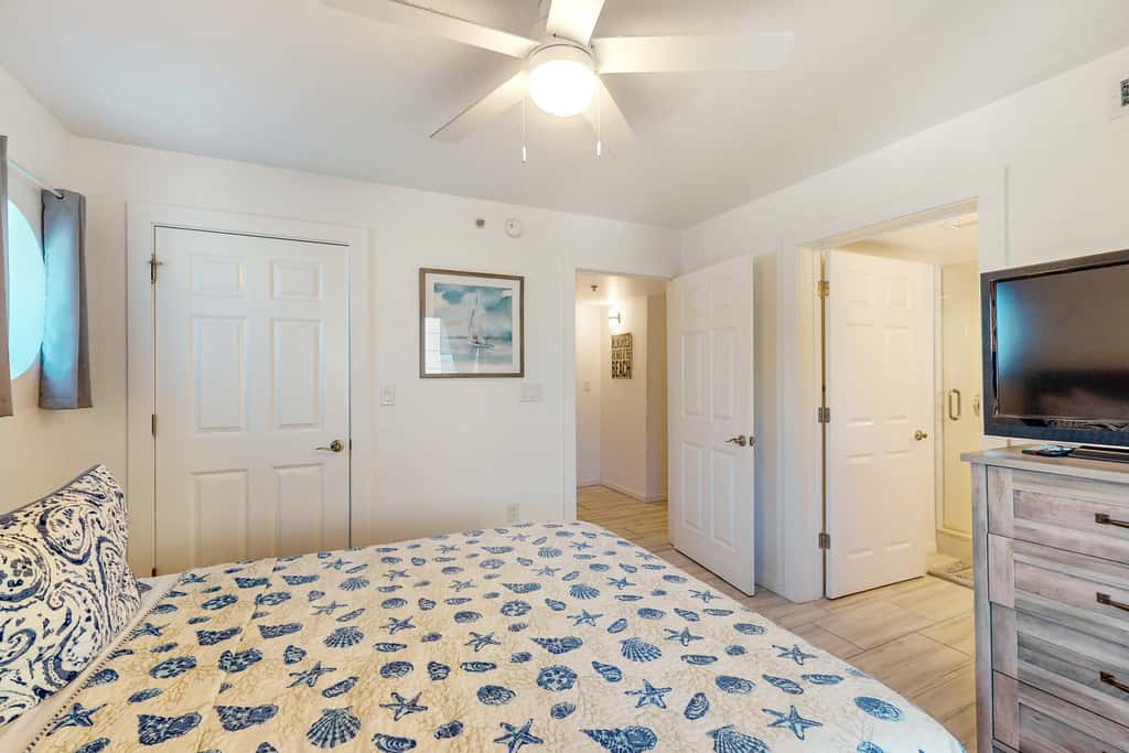 Beachfront Condo, gorgeous views, shared pool and beach access