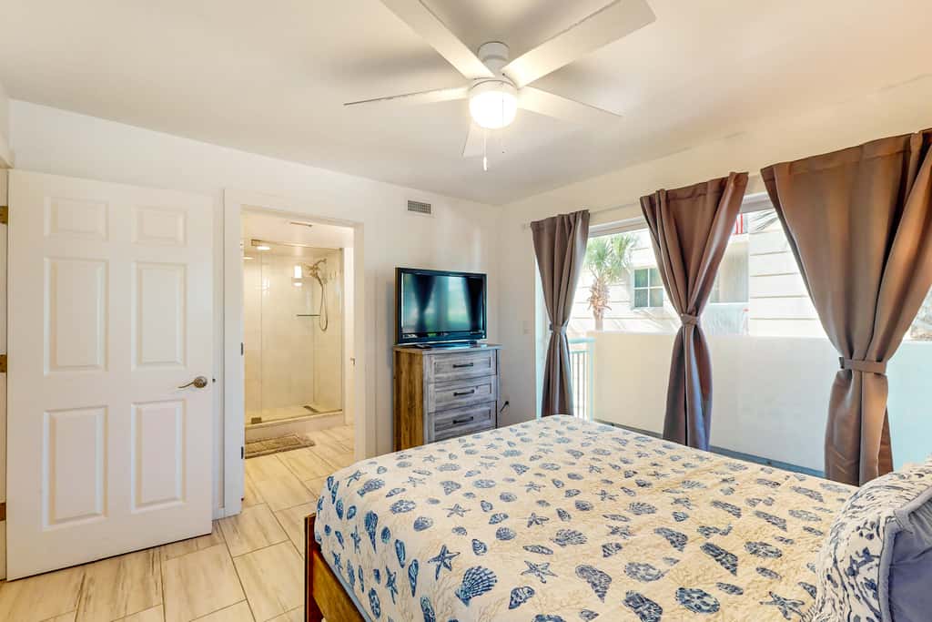 Beachfront Condo, gorgeous views, shared pool and beach access