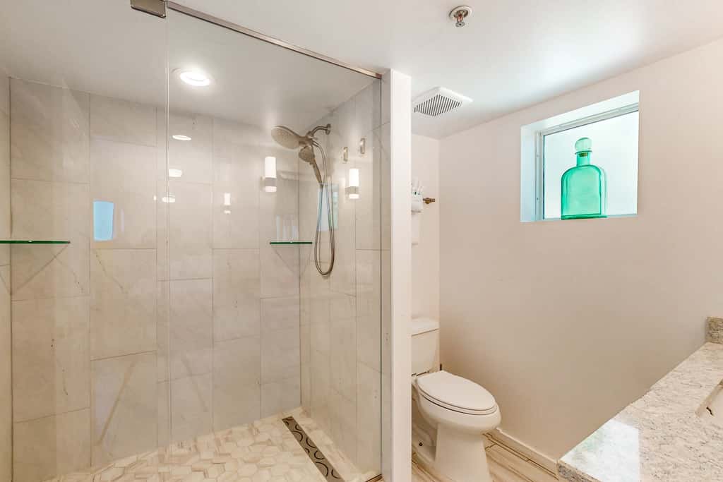 Beachfront Condo, gorgeous views, shared pool and beach access