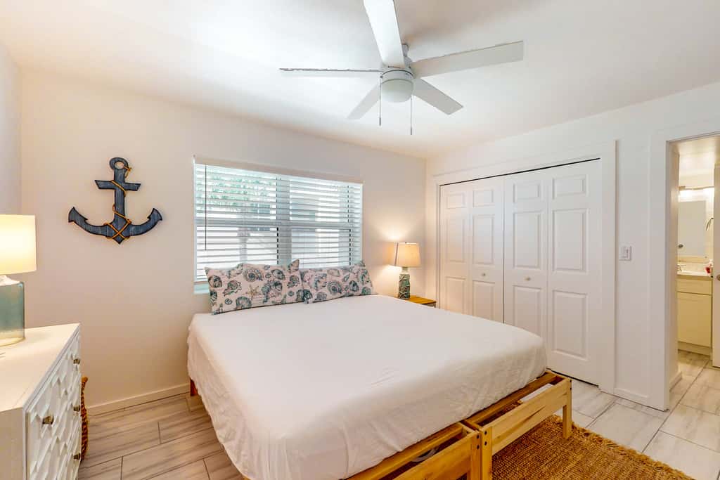 Beachfront Condo, gorgeous views, shared pool and beach access