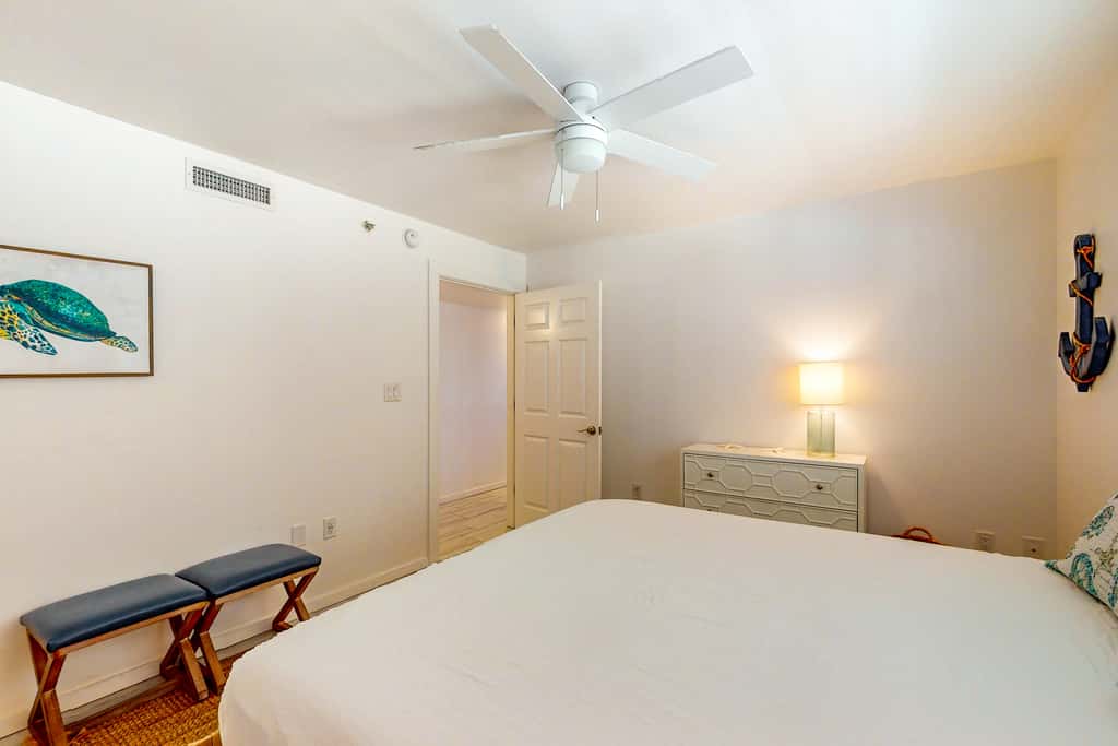 Beachfront Condo, gorgeous views, shared pool and beach access