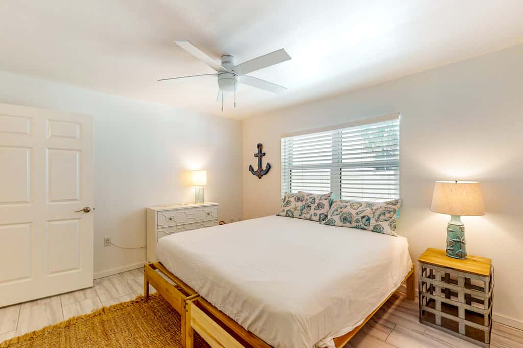 Beachfront Condo, gorgeous views, shared pool and beach access