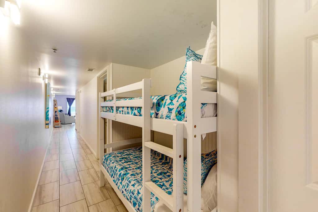 Beachfront Condo, gorgeous views, shared pool and beach access