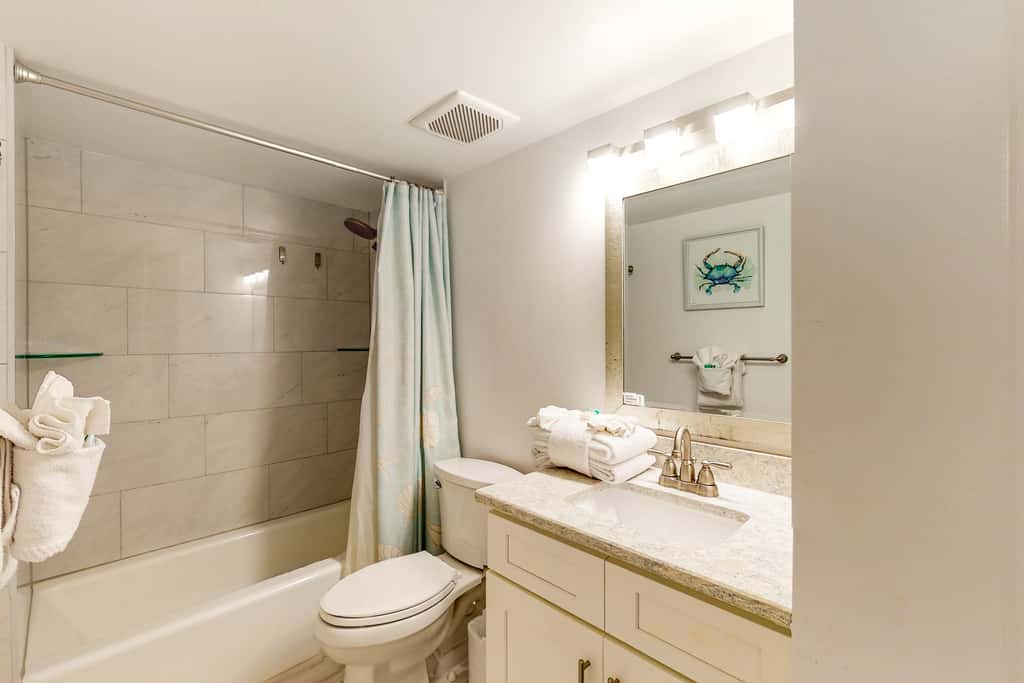 Beachfront Condo, gorgeous views, shared pool and beach access