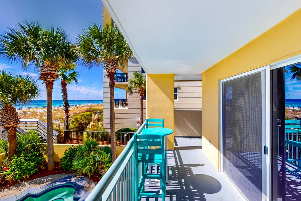 Beachfront Condo, gorgeous views, shared pool and beach access
