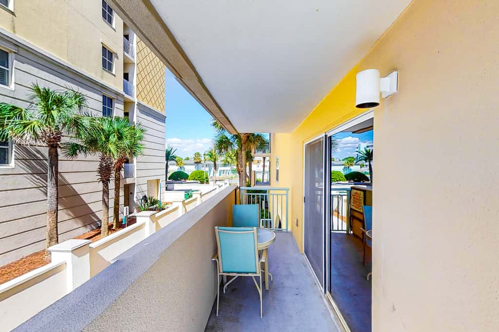 Beachfront Condo, gorgeous views, shared pool and beach access