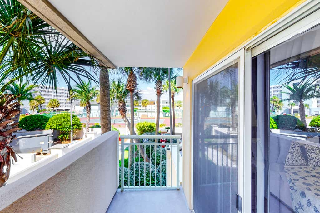 Beachfront Condo, gorgeous views, shared pool and beach access