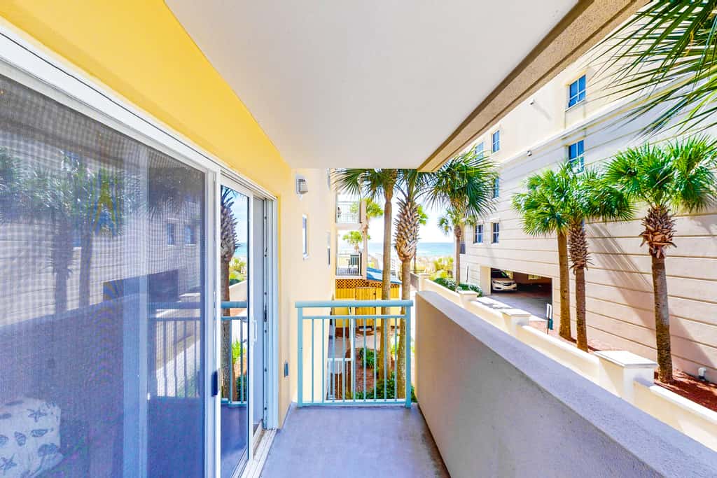 Beachfront Condo, gorgeous views, shared pool and beach access