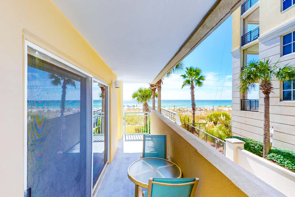 Beachfront Condo, gorgeous views, shared pool and beach access