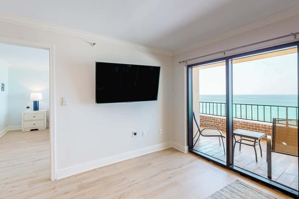 Seventh floor Gulf-front suite with amazing views, washer&dryer, AC & pool