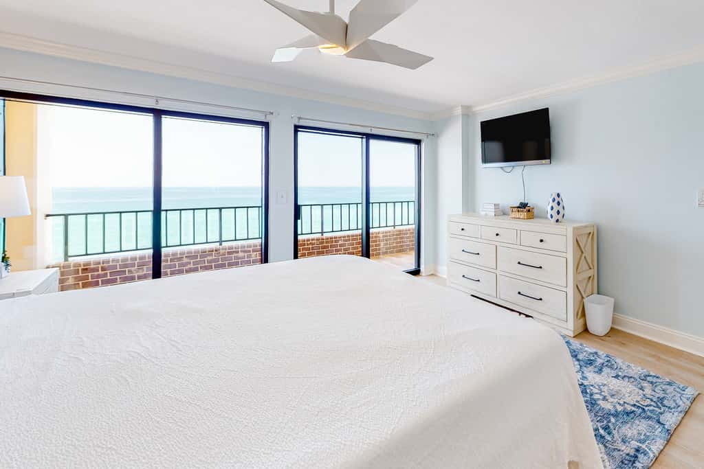 Seventh floor Gulf-front suite with amazing views, washer&dryer, AC & pool