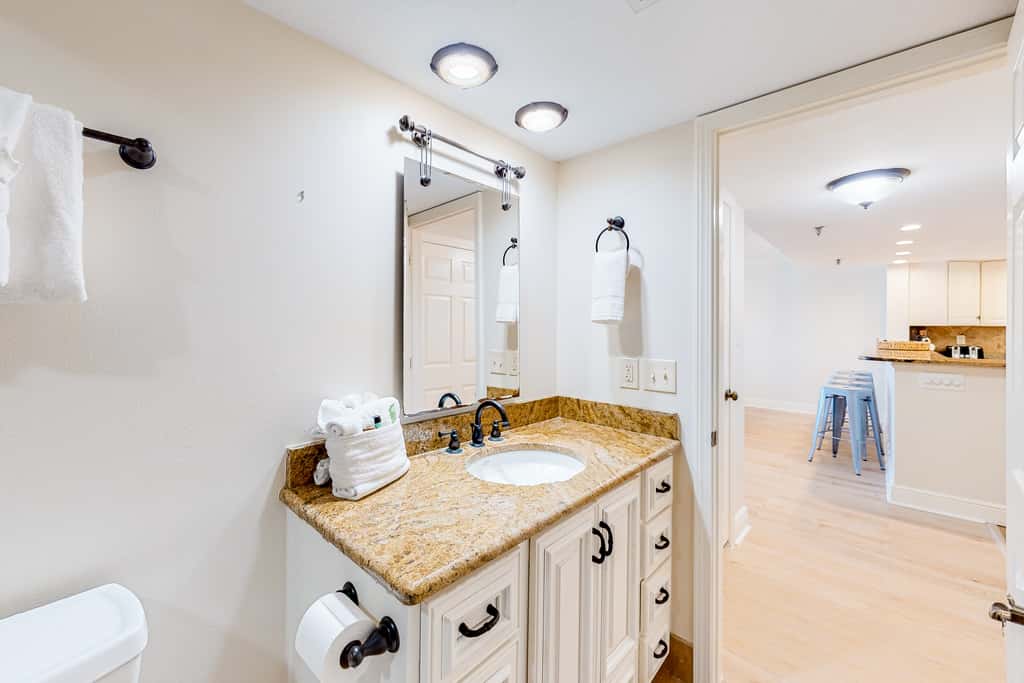 Seventh floor Gulf-front suite with amazing views, washer&dryer, AC & pool