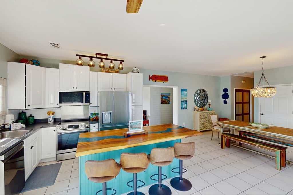 Charming beach house with a Gulf view, patio, deck, washer&dryer, & AC