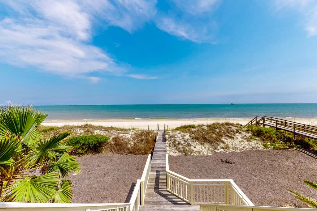 Gorgeous beachfront home - washer&dryer, deck & central AC - community pool