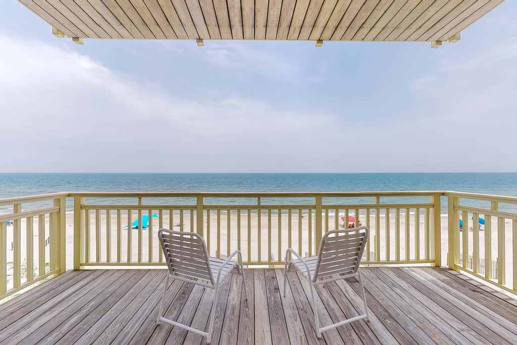 Gorgeous beachfront home - washer&dryer, deck & central AC - community pool