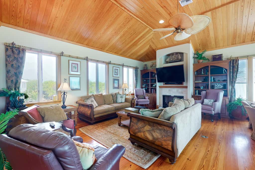 Gorgeous beachfront home - washer&dryer, deck & central AC - community pool