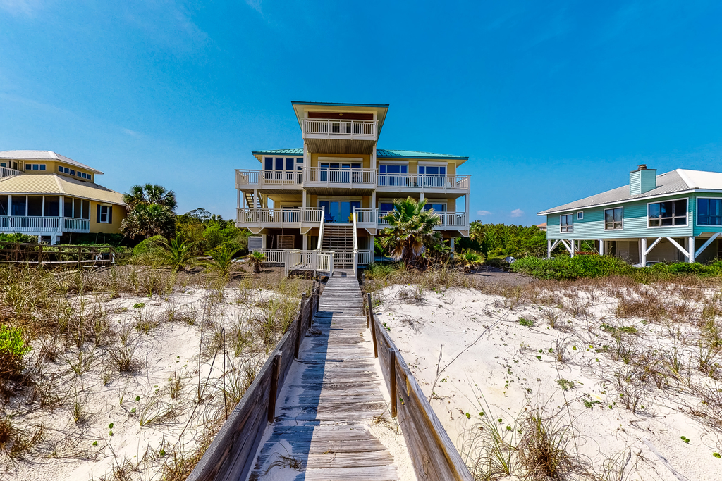 Gorgeous beachfront home - washer&dryer, deck & central AC - community pool
