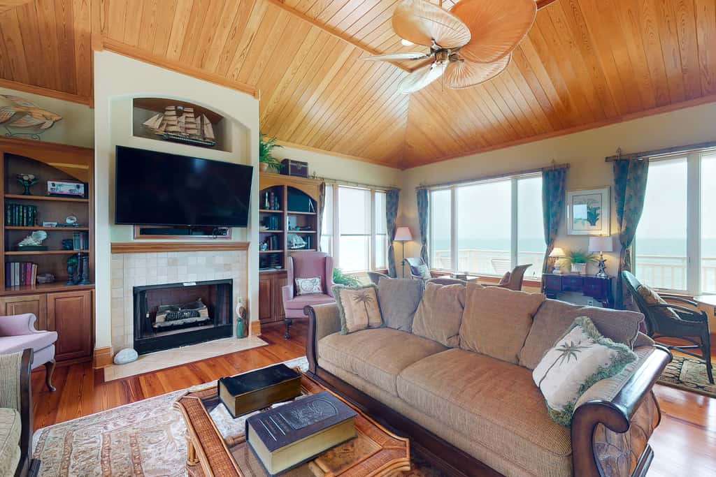 Gorgeous beachfront home - washer&dryer, deck & central AC - community pool