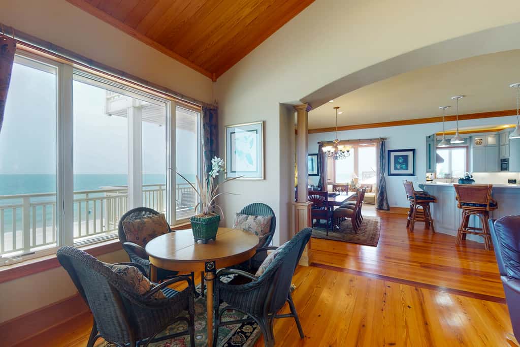 Gorgeous beachfront home - washer&dryer, deck & central AC - community pool